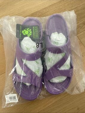 Women’s DAWGS Purple Sandal. Size 8. NWT